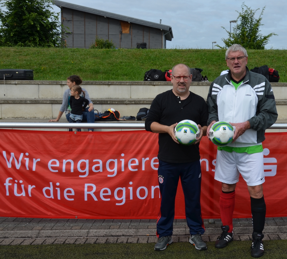 Landrat Schuster übergibt zusammen mit Personalrat Ingo Freier zwei Fairtrade-Fußbälle an den Ämptercup
